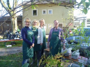 Kerstin Zimmermann, Waltraud Bierschneider, Ursula Stitzl und Vorstand Mörwald am Stand des Gartenbauvereines