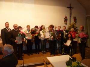 Die in der Frühjahrsversammlung 2015 geehrten Mitglieder von links: Vorstand Josef Mörwald, Alfred Zieger (50 Jahre),  Kathi Streitwieser (25) halb verdeckt, Maxi Beilmaier (40),  Margit Ziegenaus (25), Maxi Fischer (25), Rosmarie Bernauer (25), Hauser Rabenden (25), Gerhard Litzinger, Ludwig Mitterer (25), Lotte Litzinger vorne im Rollstuhl (25), Annelise Wilfling (35 Jahre Vorstandschaft) und Georg Ober (50 Jahre)