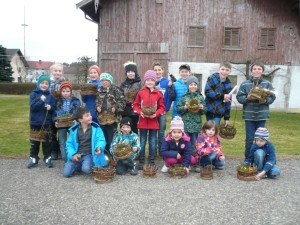 Stolz zeigen die Kinder ihre selbst gebastelten Ostrkörbchen aus Weiden