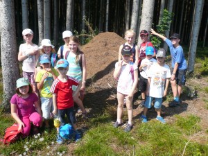 Ein paar Kinder vor dem großen Amesienhaufen 