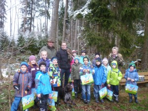 Gruppenfoto der Wurzelkinderbande mit Jäger und Falkner