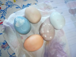ein paar der naturfarben gefärbten Eier