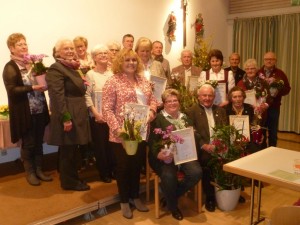 Die Geehrten der Frühjahrsversammlung 2016:  Sitzend von links: Ursula Kraus, Gottfried Wallner und Maria Peteranderl. hinten von links: Maria Randlinger, Resi Gilg (Versammlungsleiterin), dahinter versteckt Anna Oettl, Hermine Obermayer, Heidi Riederer, Kriemhild Geiler für Wolfgang Geiler, Waltraud Bierschneider für Sebastian Kollmann, Peter Hofmann, Zita Schönhofer, Horst Rieplhuber, Georg Vollmaier, Inge Auer, Konrad Hauer, Loni Köck für Johann Köck und Alfred Bachler