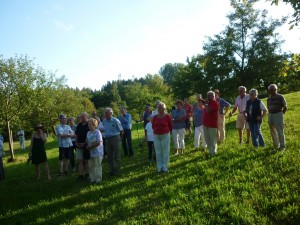 Gespannt beobachten alle Teilnehmer den Flug der Bienen vor dem Bienenhaus und lauschen, was Hans Schmid dazu erzählt.