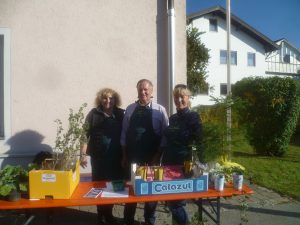 Waltraud Bierschneider, Josef Mörwald und Kerstin Zimmermann vor einem Teil ihres Tauschangebotes