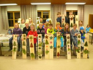 Freudig präsentieren die Kinder ihre Weihnachtsbretter