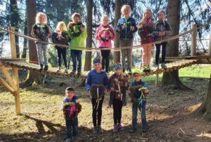 Die Kinder mit ihren Moosherzen beim Spielplatz vom Waldkindergarten