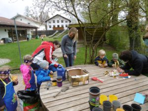 Die Kinder sind eifrig mit dabi