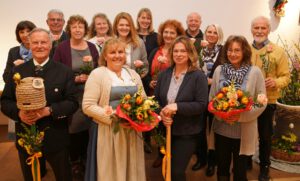 Vorstandschaft 2023 - 2027 Vordere Reihe: Josef Mörwald, Waltraud Bierschneider (ausgeschieden), Gabi Kipnick, Ursula Stitzl (ausgeschieden); Mittlere Reihe: Christa Widanski, Elisabeth Schmid, Daniela Fleidl, Monika Schlaipfer, Susanne Allgäuer, Albert Sonderhauser; Hintere Reihe: Anton Gilg, Monika Trenker, Elisabeth Müller, Konrad Wimmer.