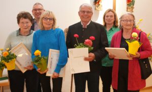 Geehrte von links: Elfriede Haller, Bgm Bierschneider, Heike Baueregger, Toni Gilg, Gabi Kipnick und Helga Ober für Sebastian Ober